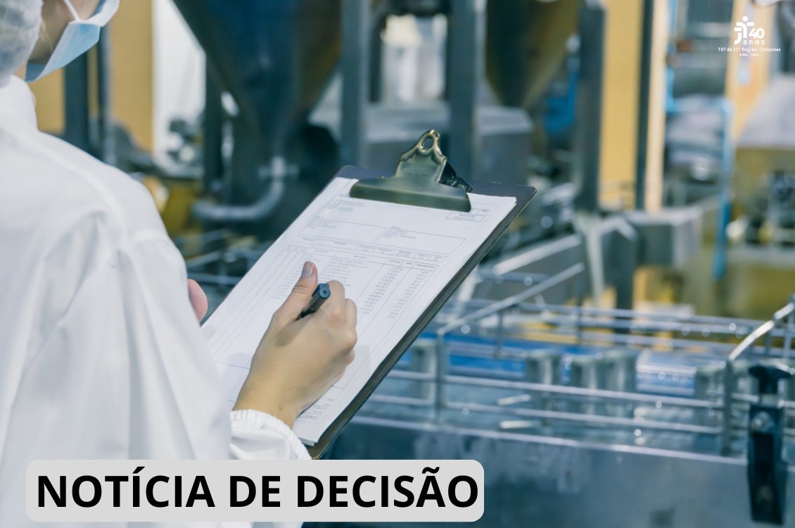funcionário de jalego e itens de segurança escreve em papel na prancheta com maquinário de medicamentos ao fundo