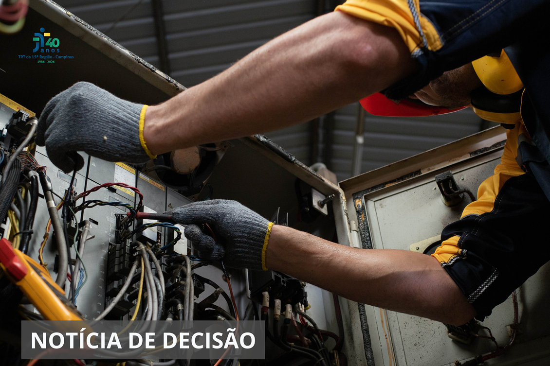 Imagem retrata a mão de uma pessoa mexendo na rede elétrica.