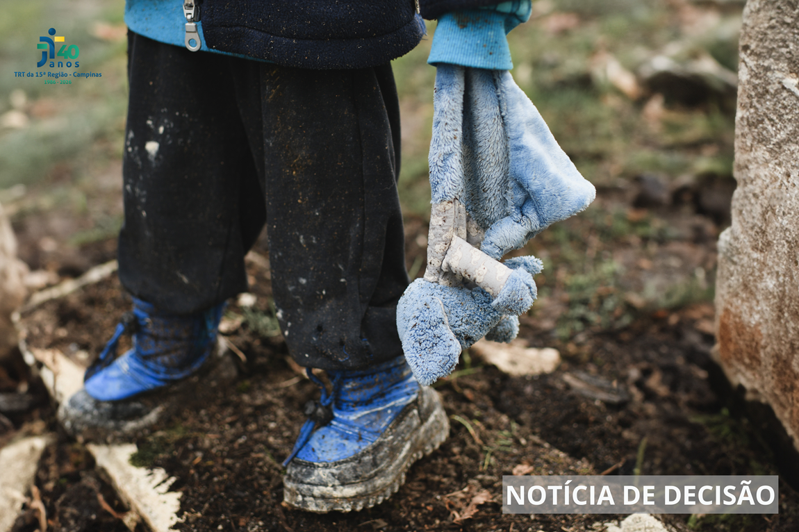 #ParaTodosVerem: a imagem mostra uma criança, da cintura pra baixo, com um brinquedo na mão