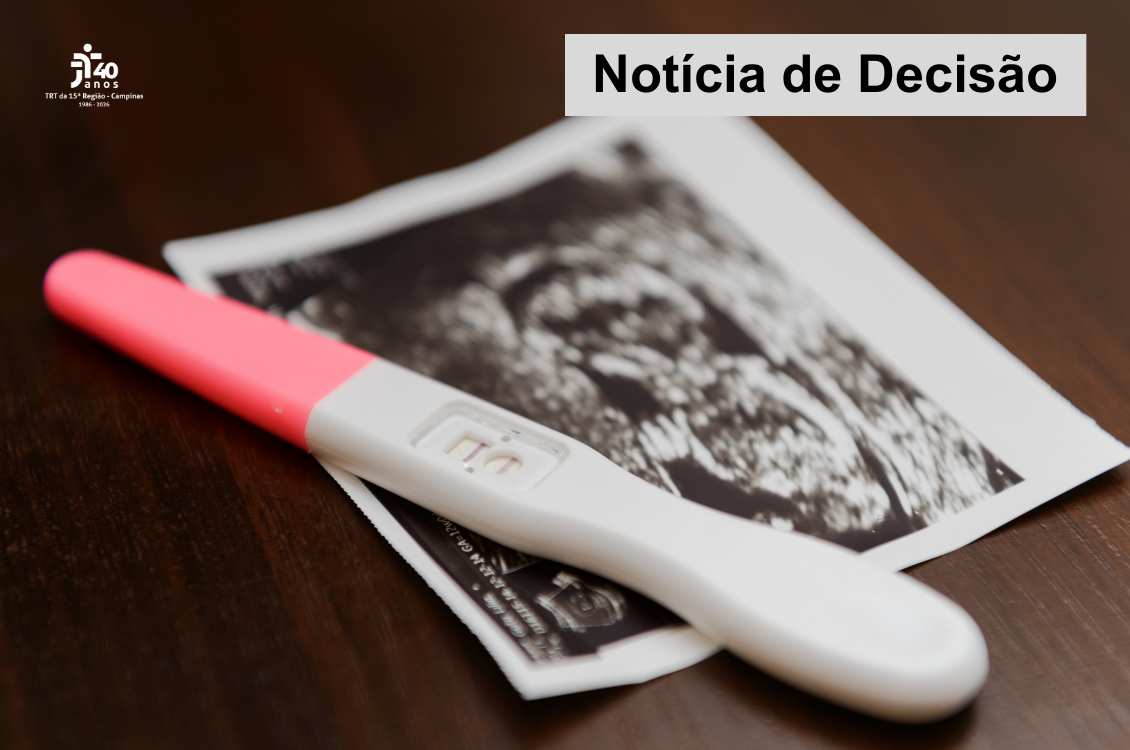 imagem de ultrassom e um teste de gravidez sobre uma base amadeirada