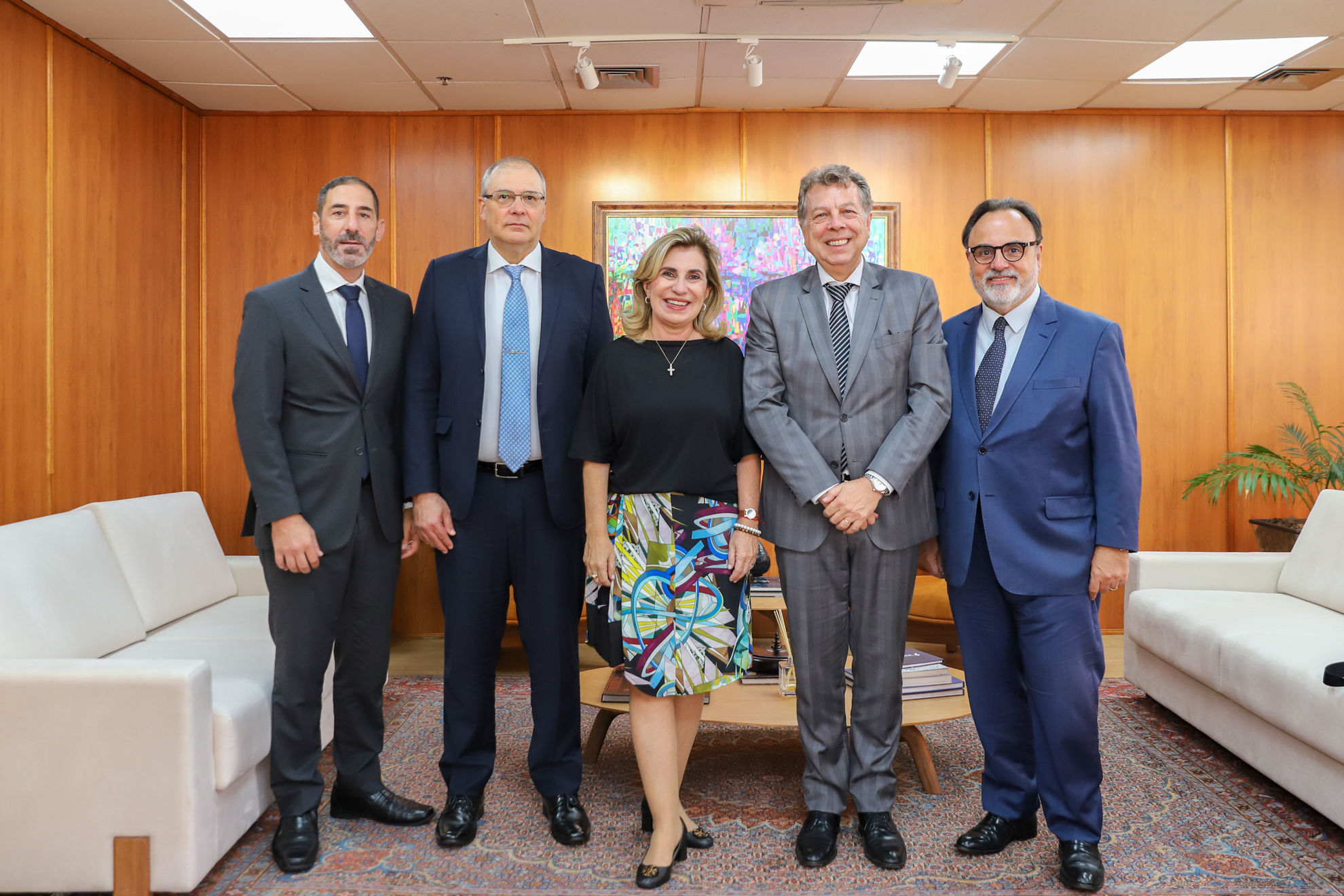 foto posada da Dra. Ana Paula com quatro representantes do SINSA