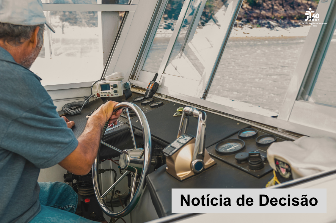 um senhor de boné e blusa azul dirige uma lancha