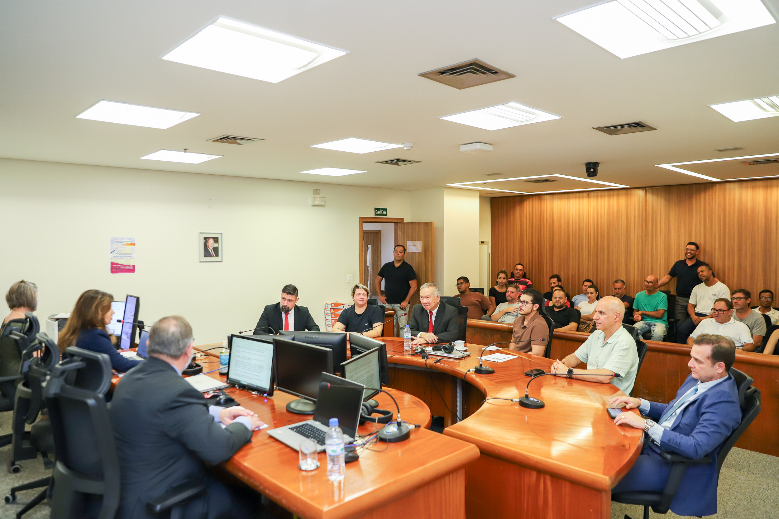 Sala da Seção de Dissídios Coletivos com representantes do TRT-15, MPT-15, da empresa e dos trabalhadores sentados