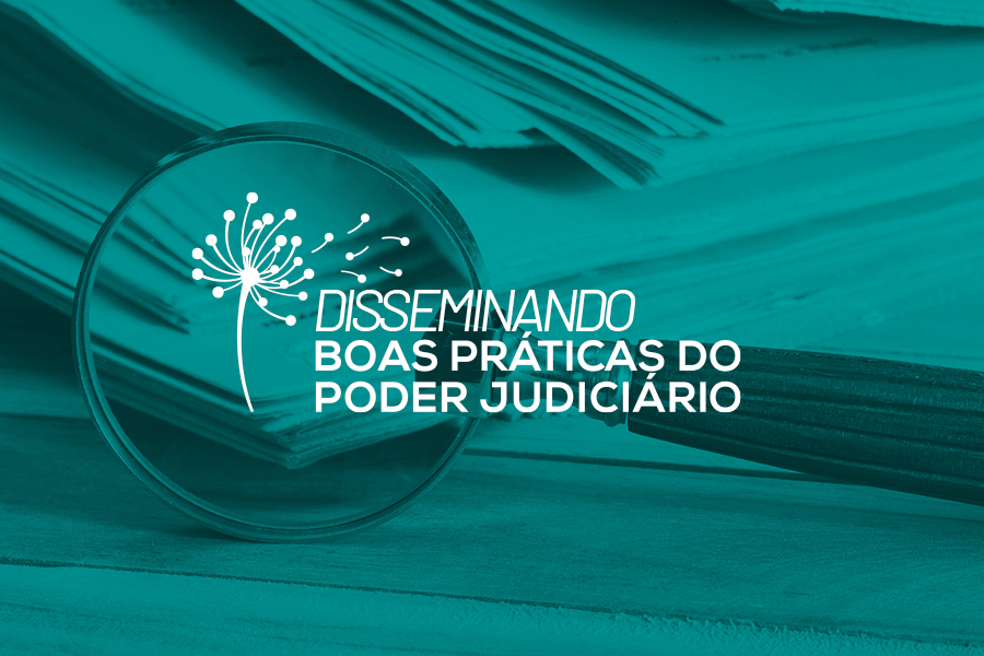 #ParaTodosVerem: banner azul com texto escrito em branco "disseminando boas práticas no judiciário"