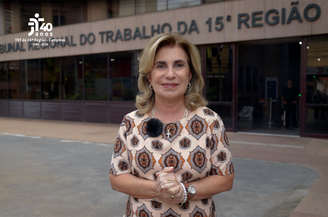 Dra. Ana Paula está em frente ao prédio do TRT-15