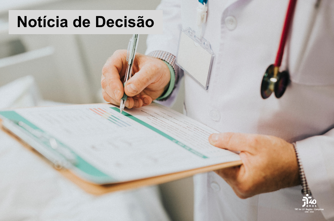 Imagem parcial de um médico com prancheta nas mãos preenchendo um formulário
