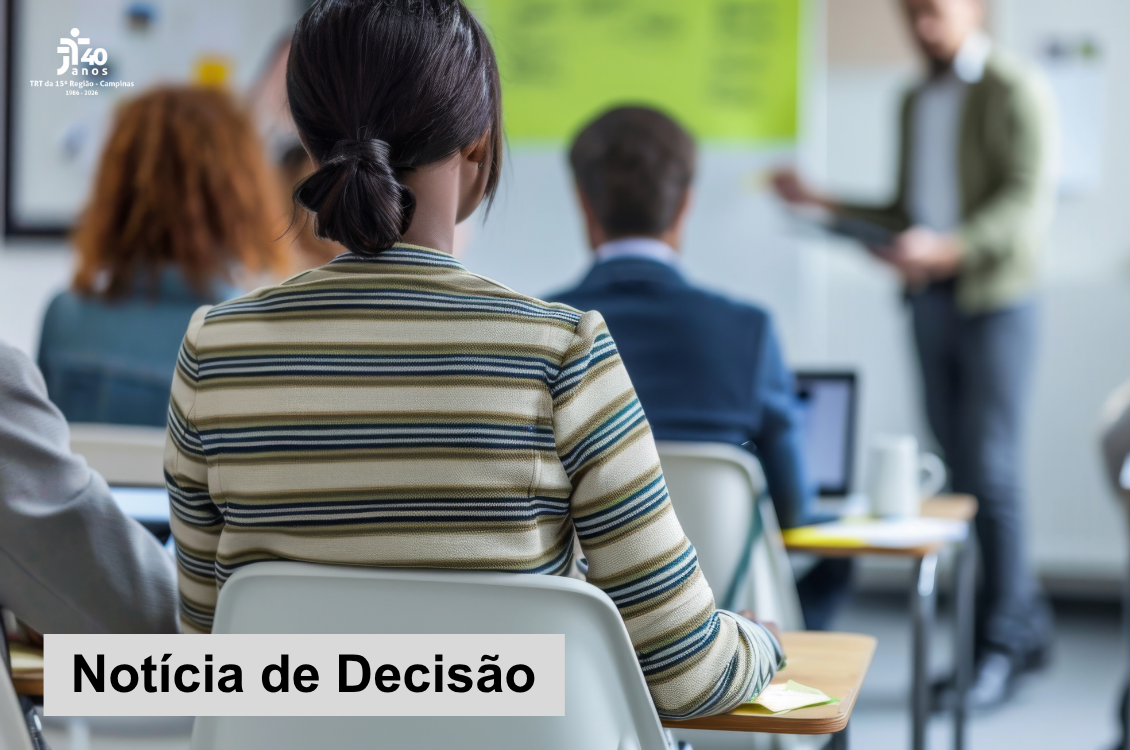 sala de aula com alunos sentados em carteiras e desfocado ao fundo um professor