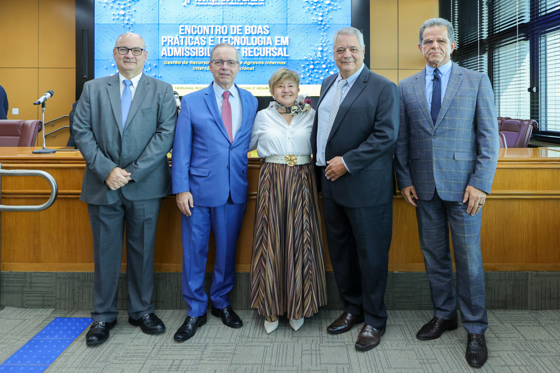 Cinco pessoas posam para a foto, quatro homens e uma mulher.