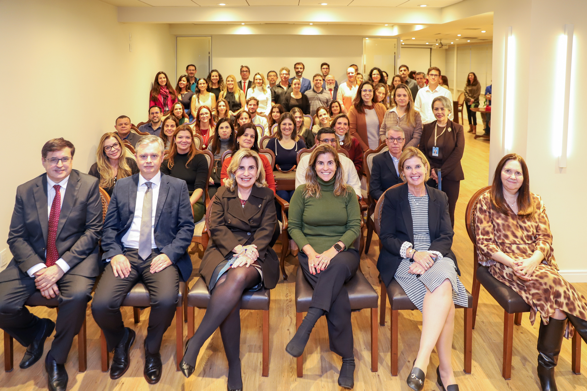 Posam para a foto os novos assessores com os desembargadores que estavam presentes no evento.
