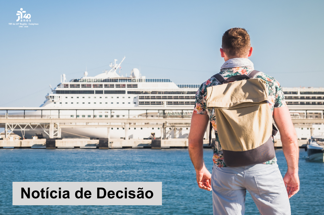 Rapaz de mochila e de costas observa um transatlântico no mar