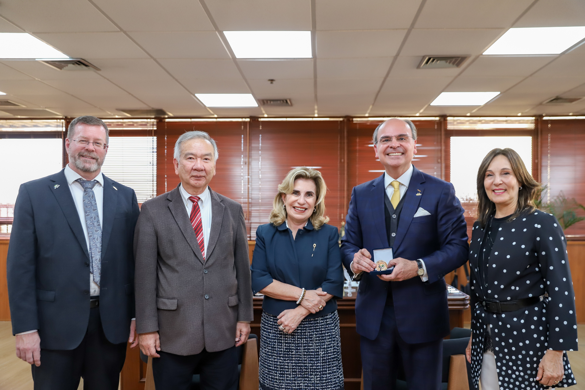 #ParaTodosVerem: presidente Ana Paula posa para foto ao lado de quatro pessoas