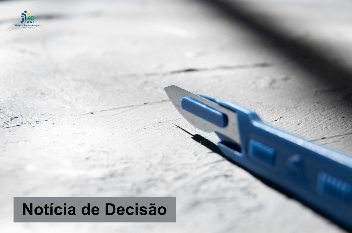 quadro cinza com um estilete azul na diagonal direita. Texto preto dentro de uma retângulo cinza com os dizeres: Notícia de Decisão. No alto, à esquerda da tela, o logotipo dos 40 anos do TRT-15