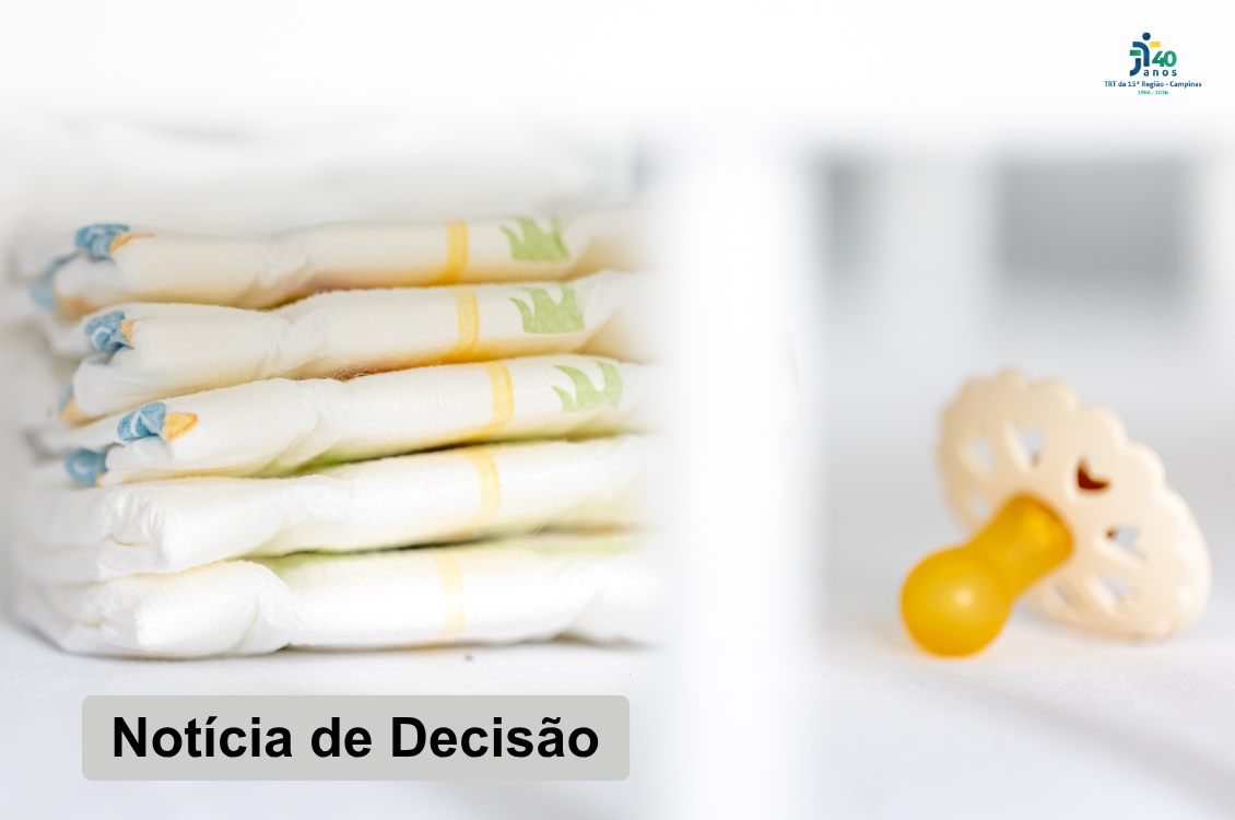 Chupeta de bebê e fraldas no berço em close