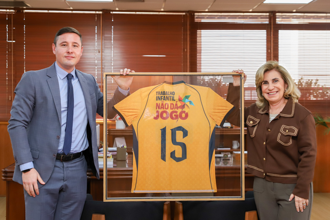 Representante da Adimax e Dra. Ana Paula seguram quadro da camiseta