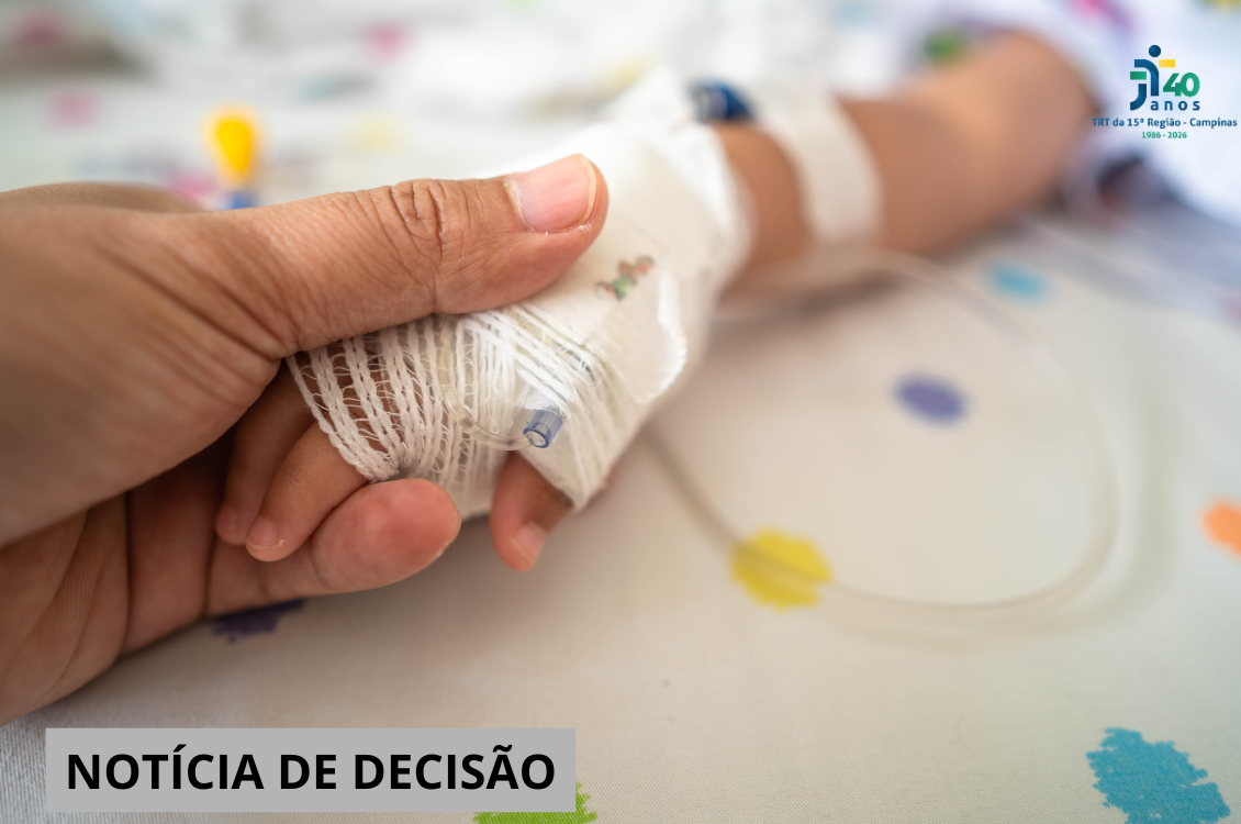 #ParaTodosVerem: mão adulta segura a mão de um bebê, que está sendo medicado