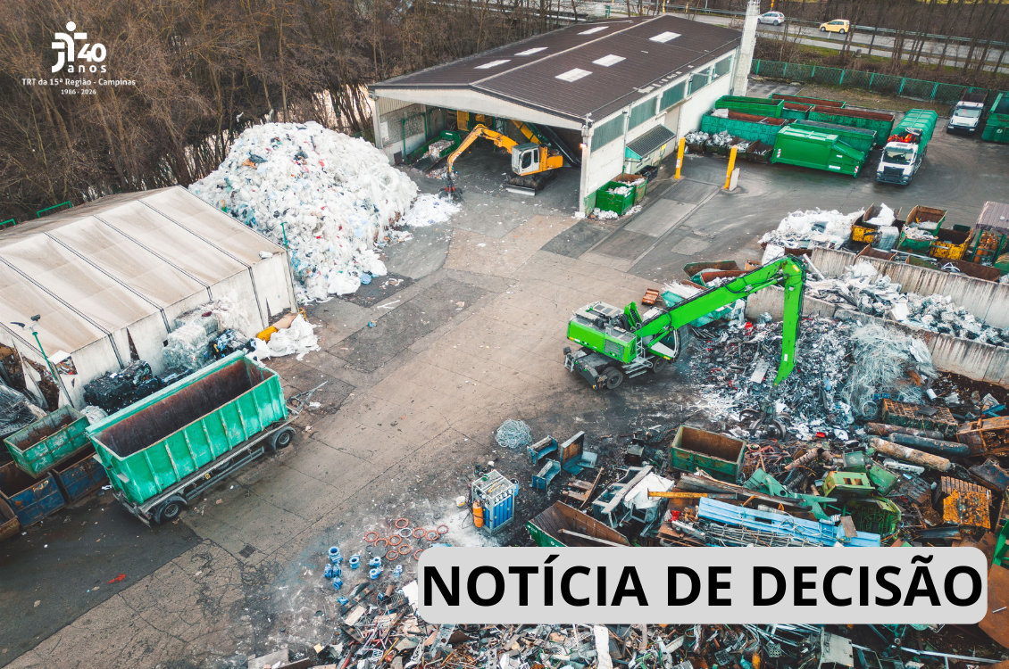 Fotografia aérea de uma unidade de triagem e processamento de materiais recicláveis. O local possui galpões, contêineres e grandes volumes de materiais separados e acumulados. Máquinas e caminhões estão distribuídos pelo pátio, com destaque para equipamentos utilizados no manejo dos resíduos. No canto superior esquerdo, aparece a identificação “TRT da 15ª Região – Campinas – 1986–2026”. Na parte inferior direita, há uma faixa com a inscrição “NOTÍCIA DE DECISÃO”.
