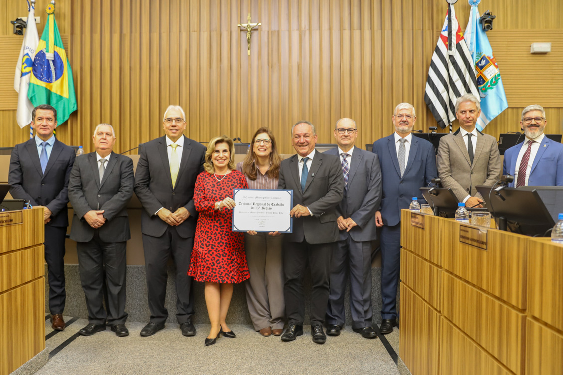 foto posada com os componentes da mesa de pé com a Dra. Ana Paula e o vereador Rossini segurando o diploma