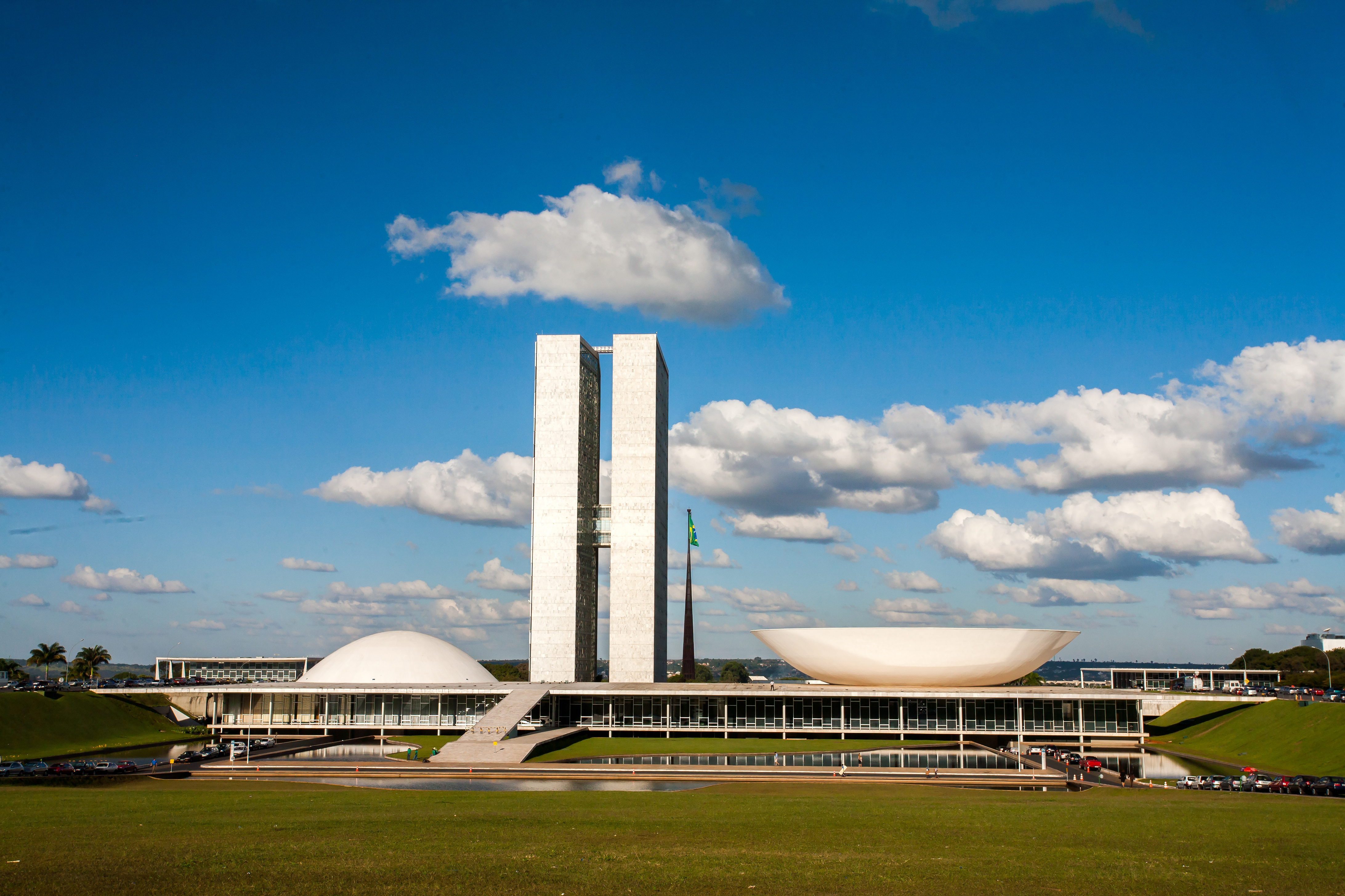 foto da Câmara dos Deputados com céu azul e nuvens