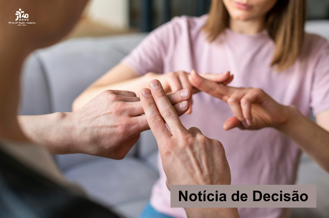 um homem e uma mulher conversam usando a língua de sinais