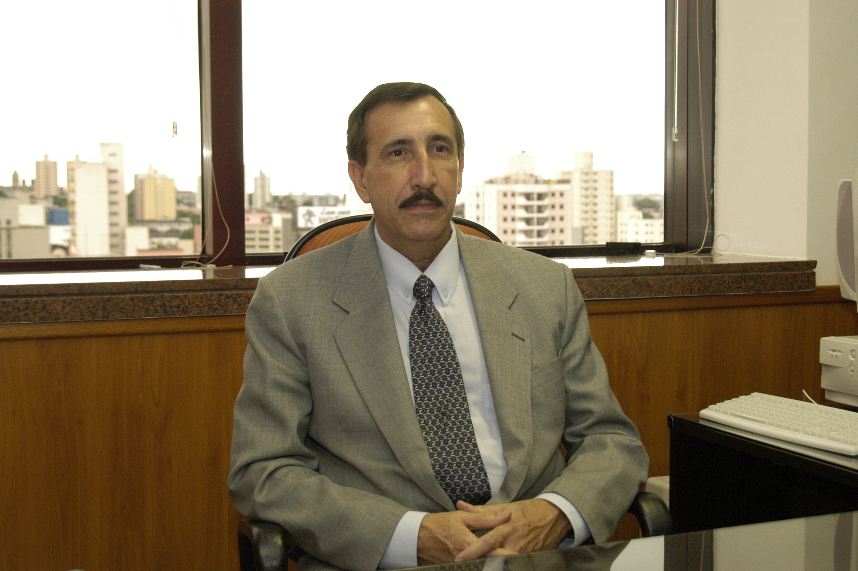 Foto de arquivo do desembargador Laurival em sua mesa de trabalhos