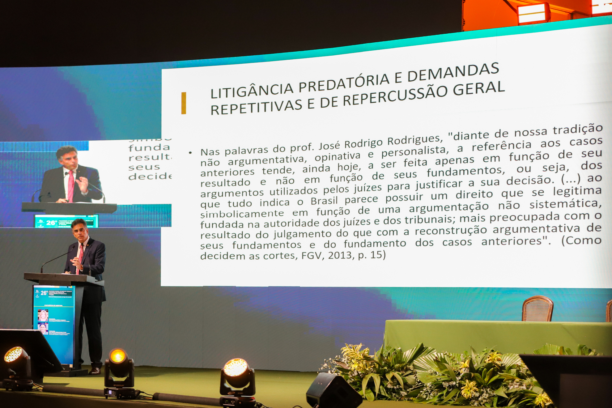 A foto mostra ao fundo o ministro Vieira de Mello Filho.