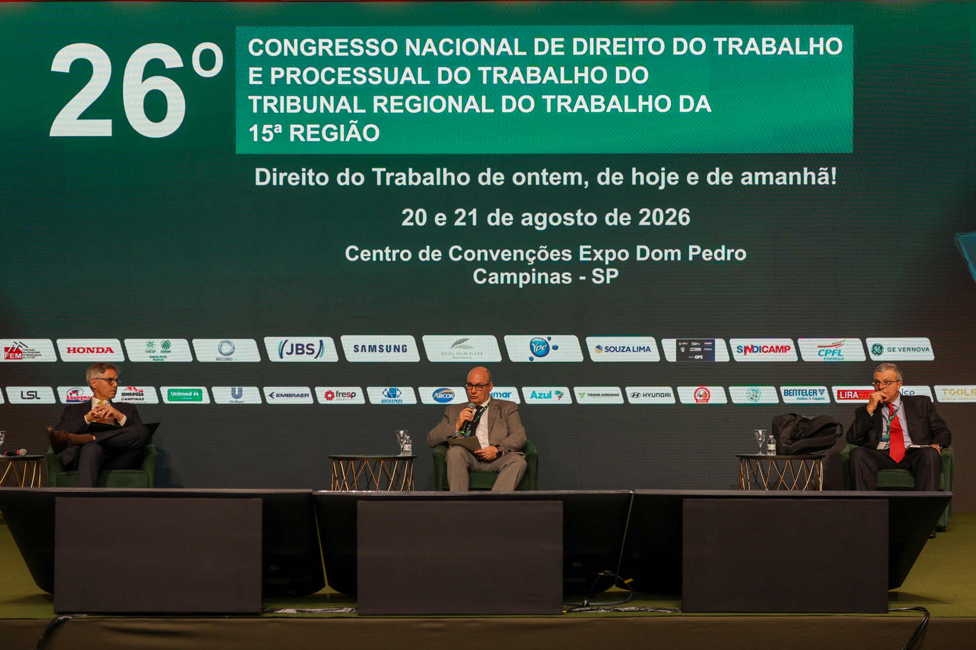 #ParaTodosVerem: banner com palestrantes no dispositivo de honra