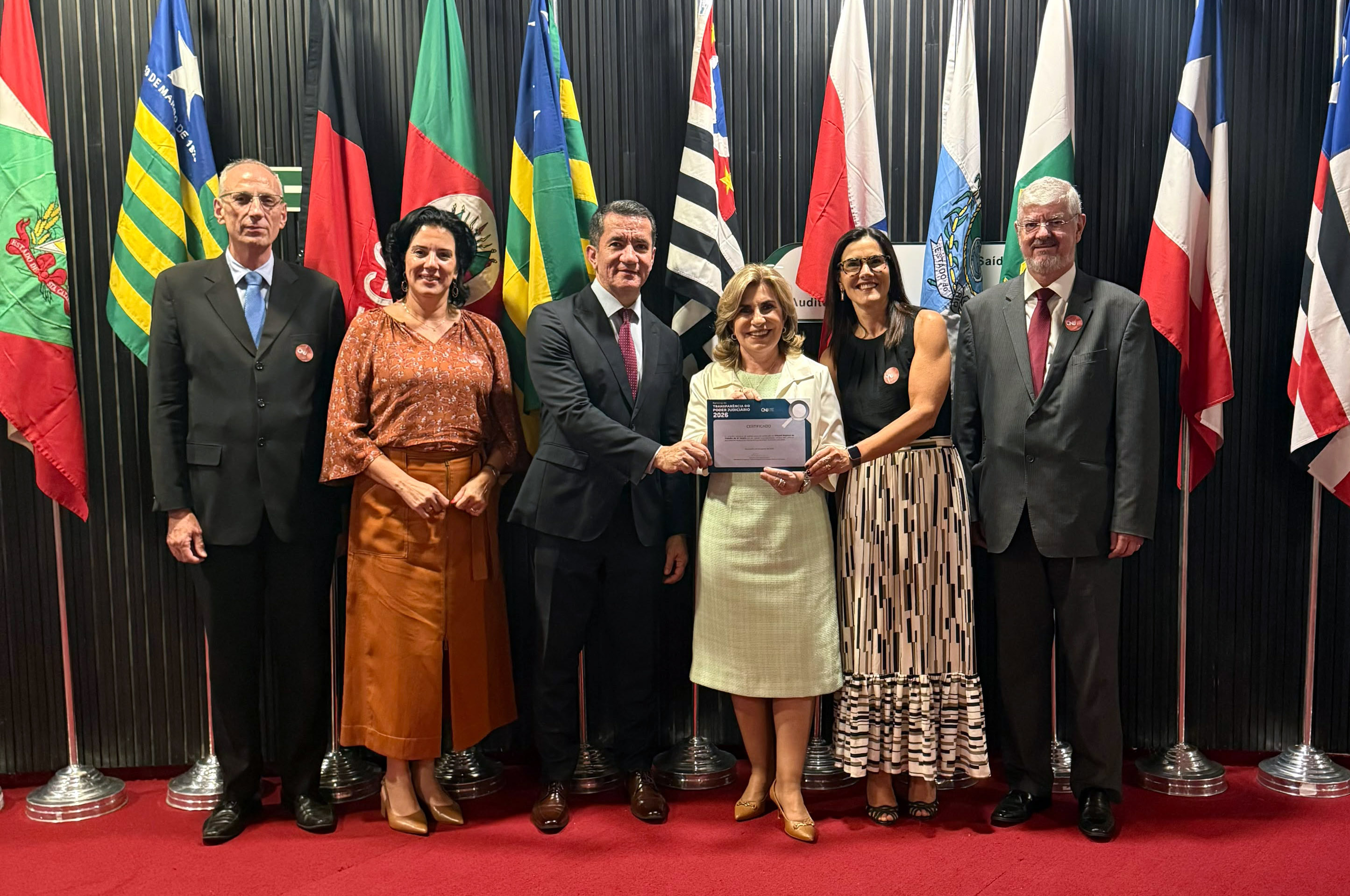 comitiva do TRT-15 com a Dra. Ana Paula segurando o diploma nas mãos