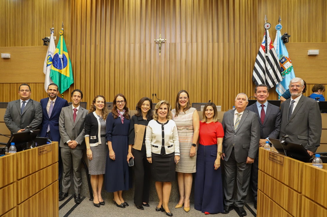 desembargadores e juízes nomeados posam para foto