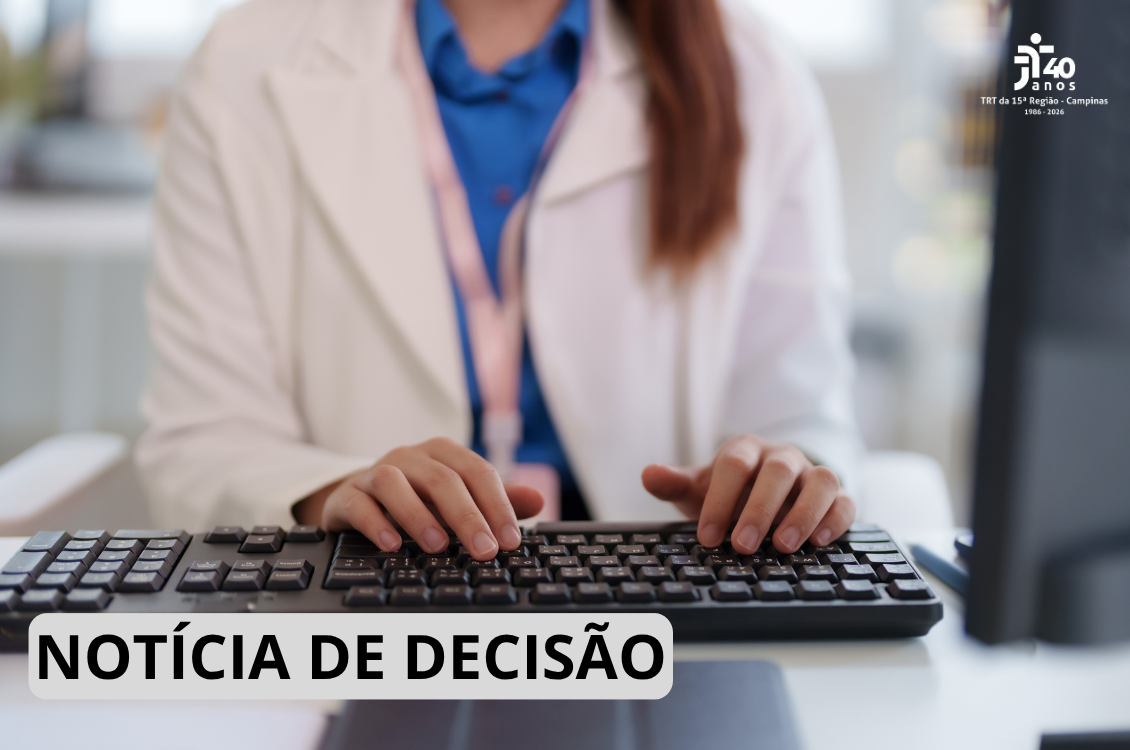 Uma atendente de banco digita em um teclado.