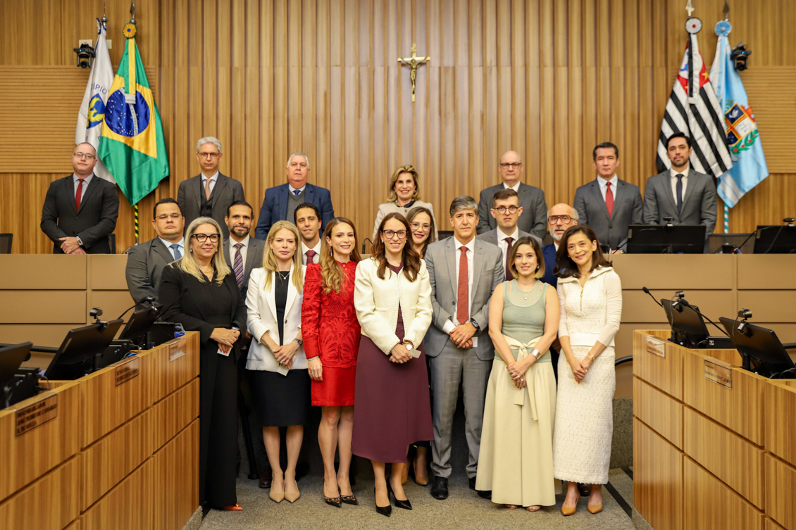 Juízes empossados e desembargadores da alta administração posam para foto no plenário