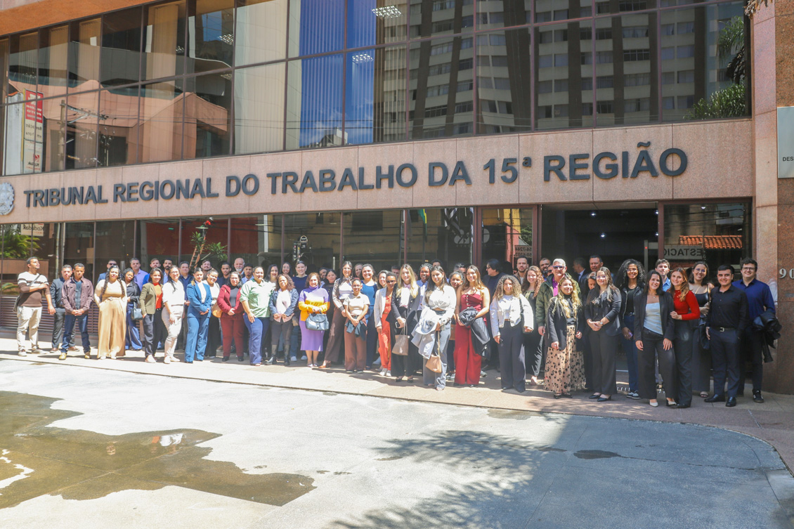 Estudantes posam para a foto oficial na frente do TRT-15.