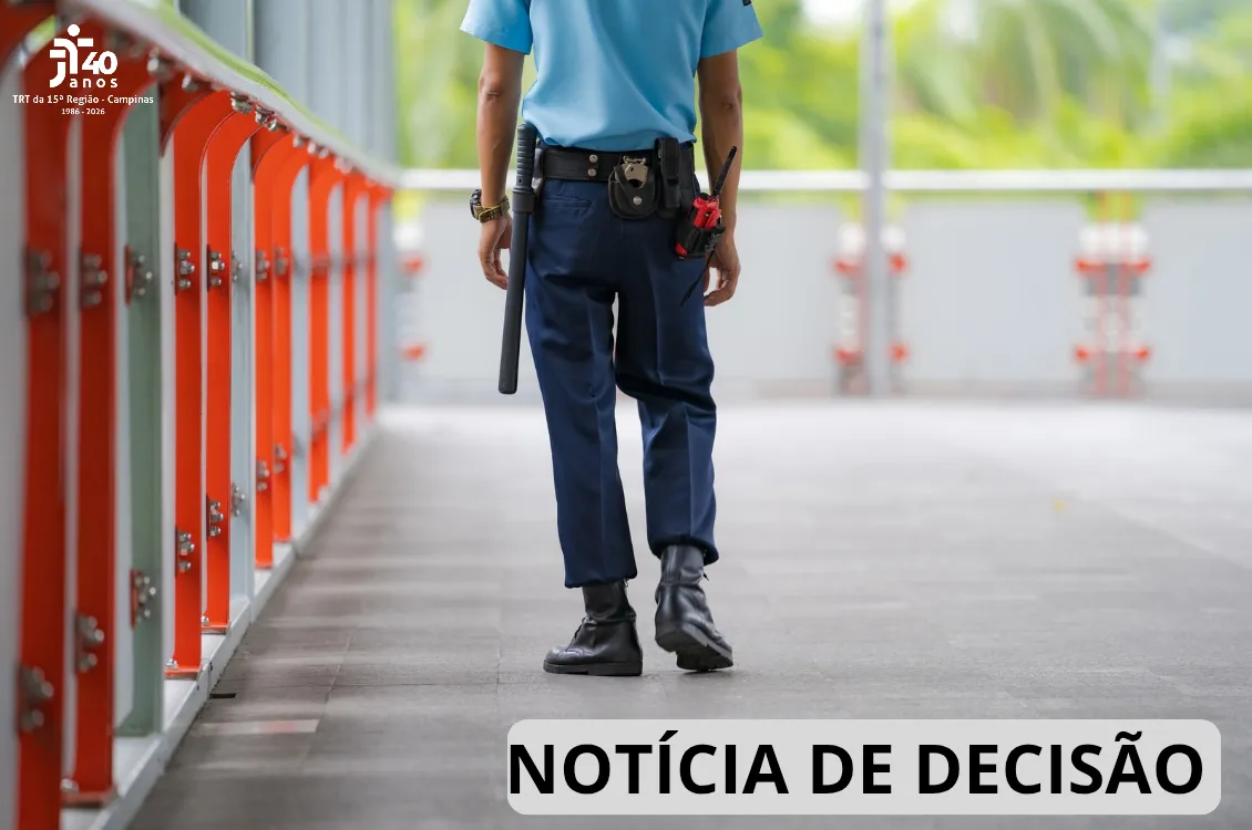 Foto de um jovem vigilante andando de costas.