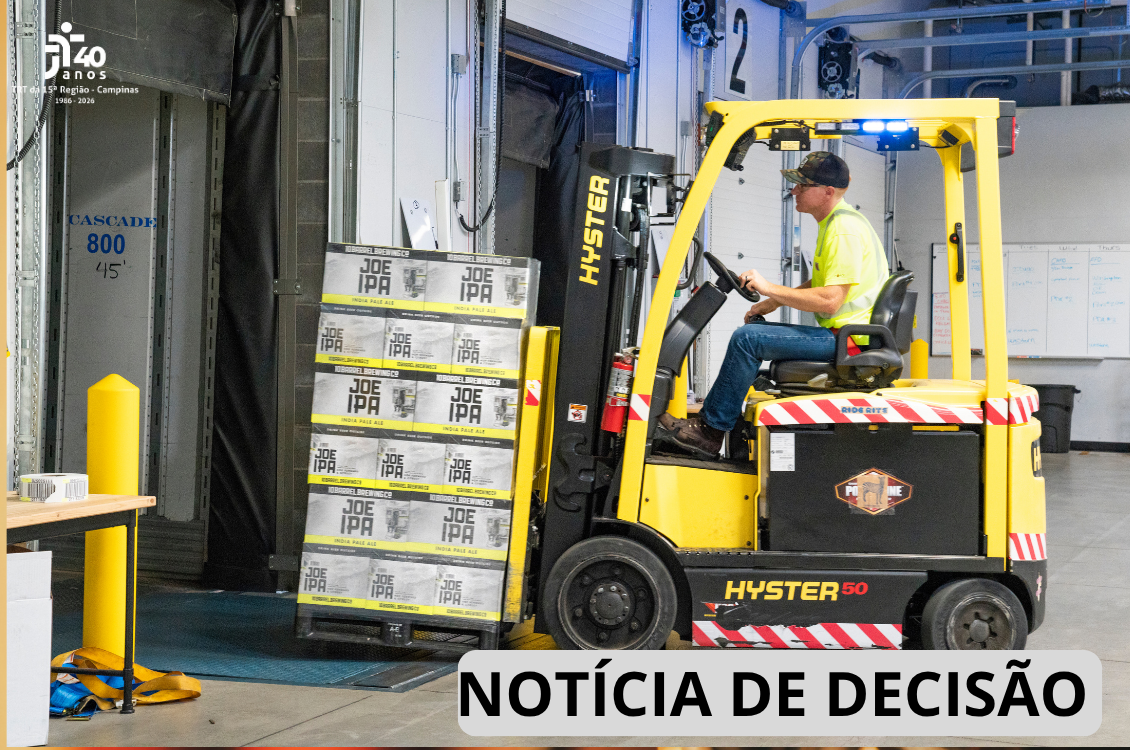 imagem de um trabalhador dirigindo uma empilhadeira
