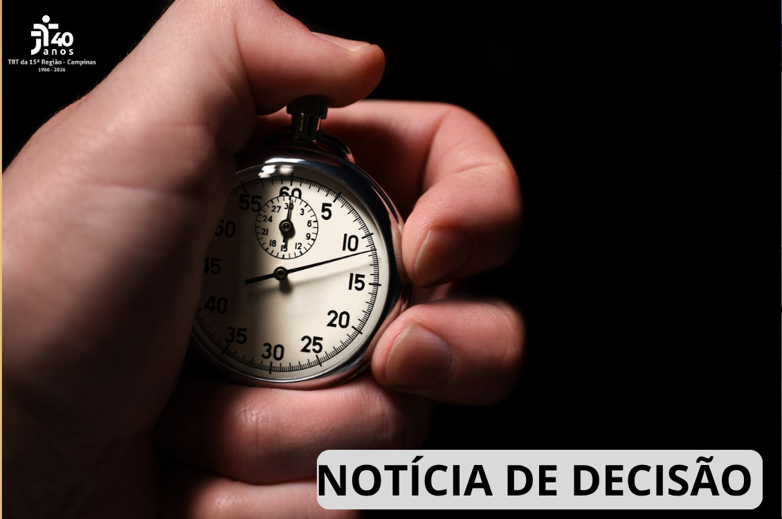 imagem de uma mão segurando um cronometro