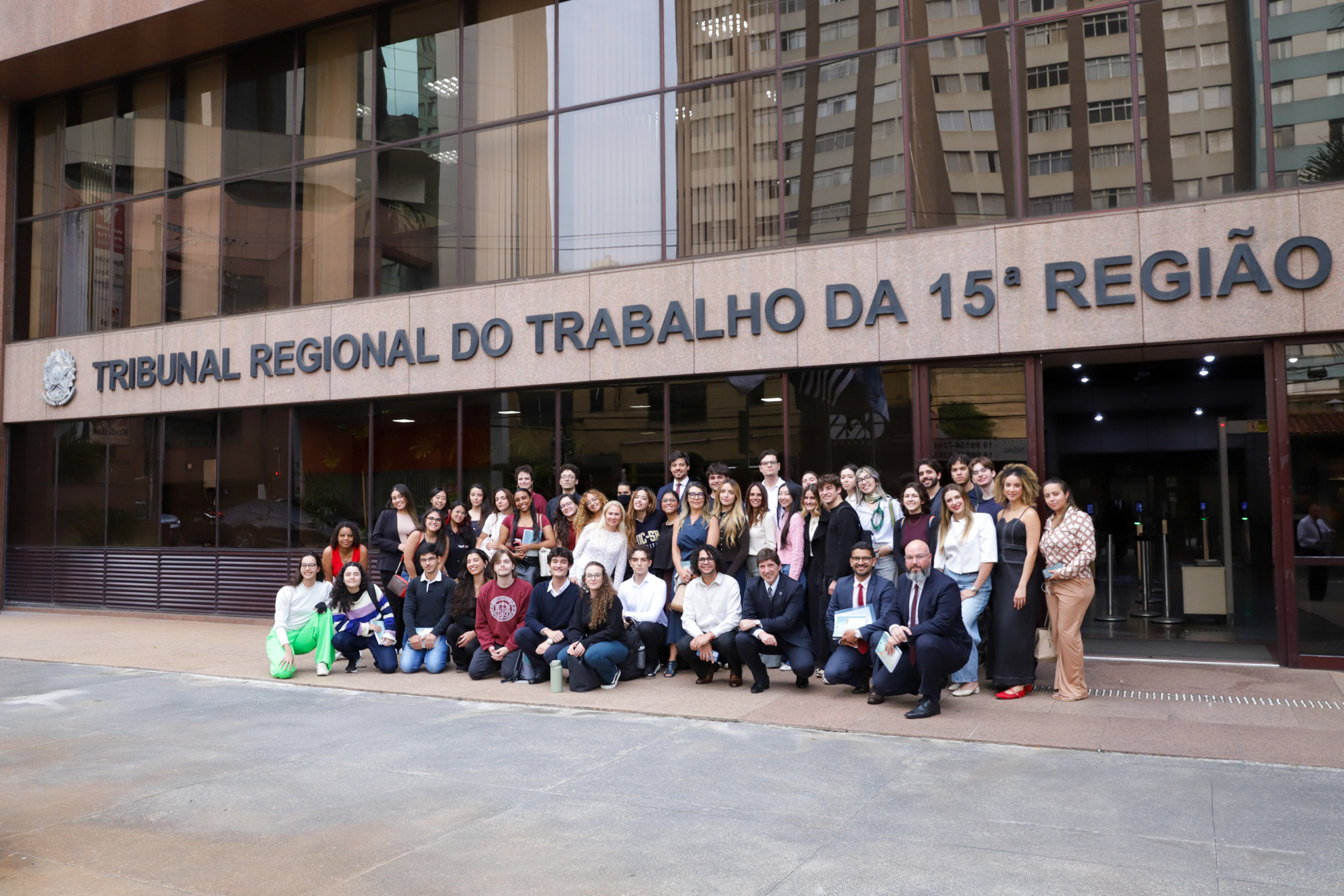 Estudantes posam para a foto oficial na frente do TRT-15.