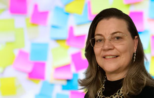 Laboratorista Ângela Naira Belinski