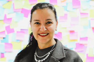 Laboratorista Juliana Benatti