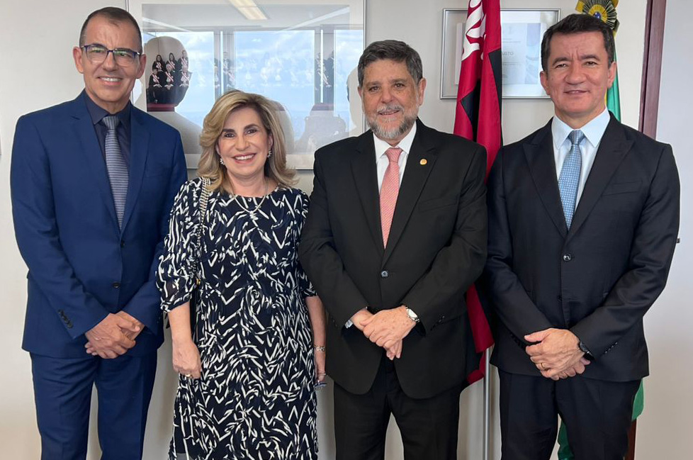 "Adlei Schlosser, desembargadora Ana Paula, ministro Caputo Bastos e desembargador Renan Ravel posam para foto"