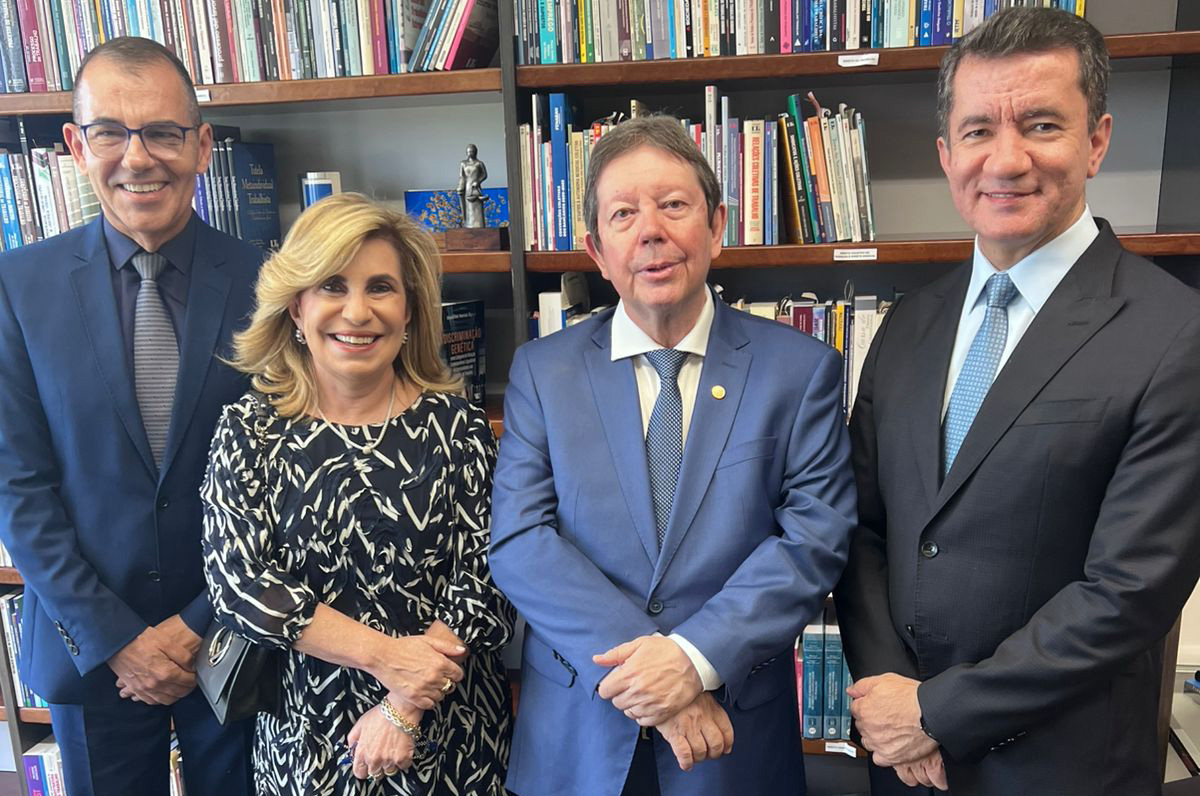 "Adlei Schlosser, desembargador Ana Paula, ministro José Pimenta e o corregedor Renan Ravel posam para foto"