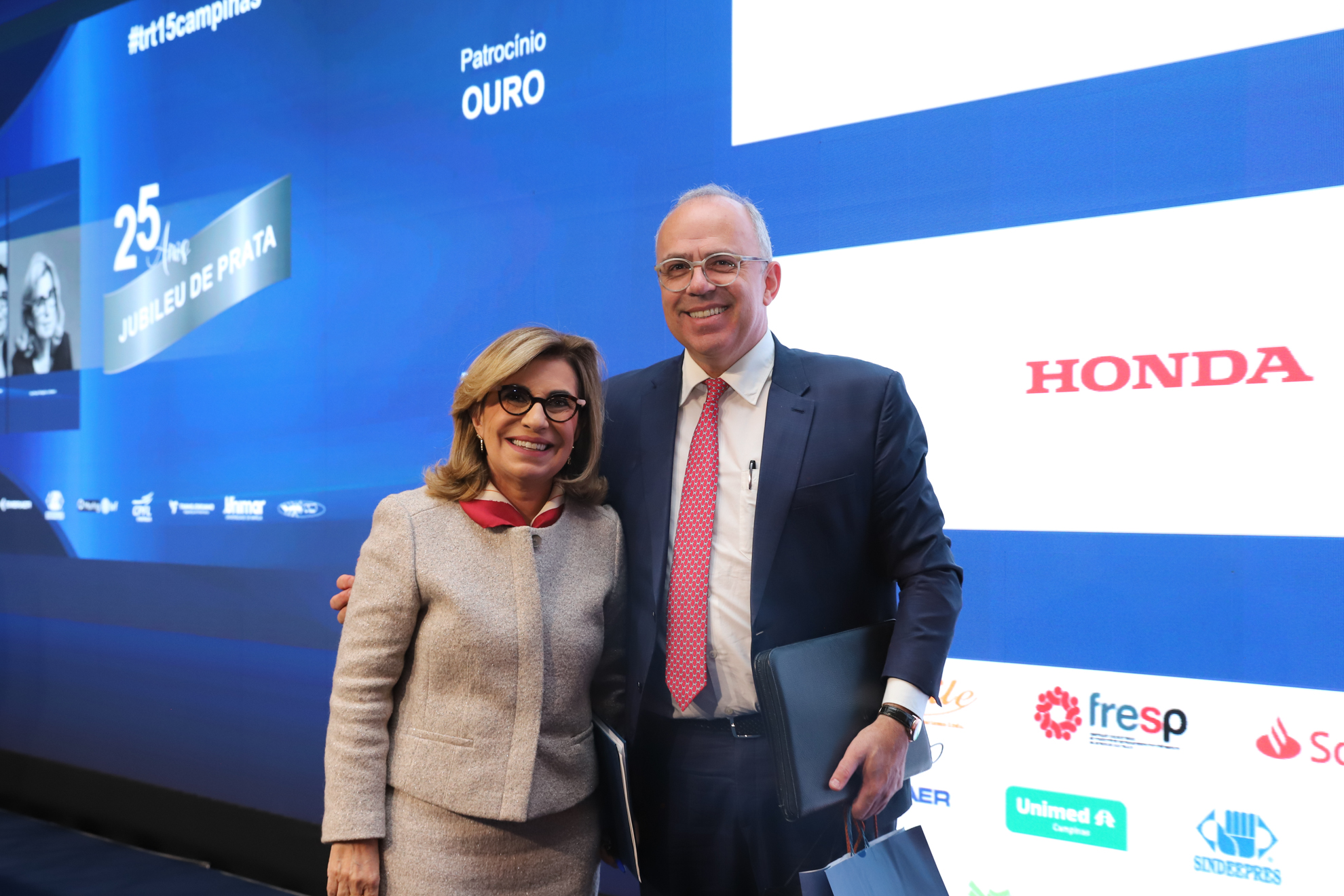 A presidente do TRT-15, desembargadora Ana Paula Pellegrina Lockmann, e o professor titular da USP, Humberto Bergmann Ávila, posam para foto durante o 25º Congresso Nacional de Direito do Trabalho e Processual do Trabalho