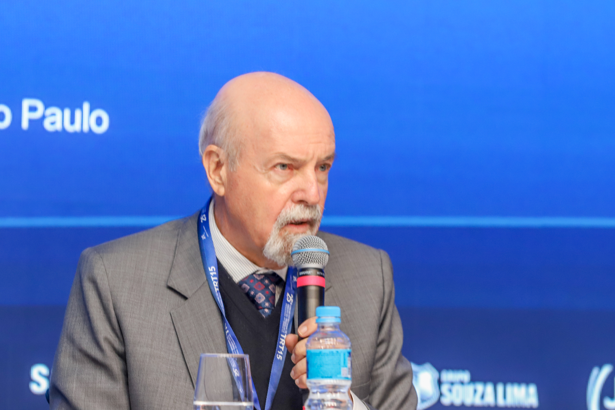 O desembargador do TRT-15 Gerson Lacerda Pistori, mediador do primeiro painel do 25º Congresso Nacional de Direito do Trabalho e Processual do Trabalho, fala ao público durante o evento