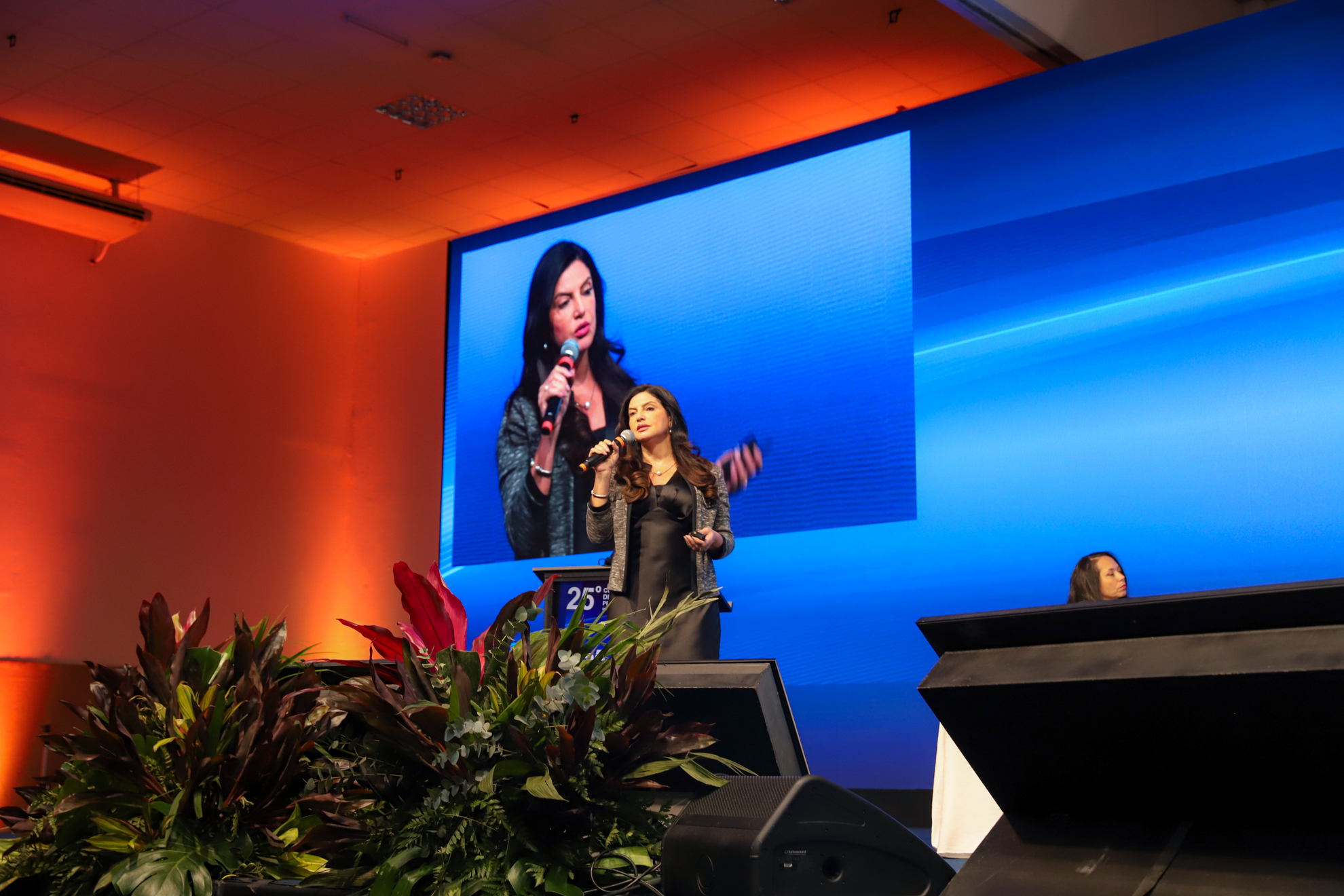 A advogada Luciana Nunes Freire Kurtz fala durante o primeiro painel do 25º Congresso Nacional de Direito do Trabalho e Processual do Trabalho do TRT-15