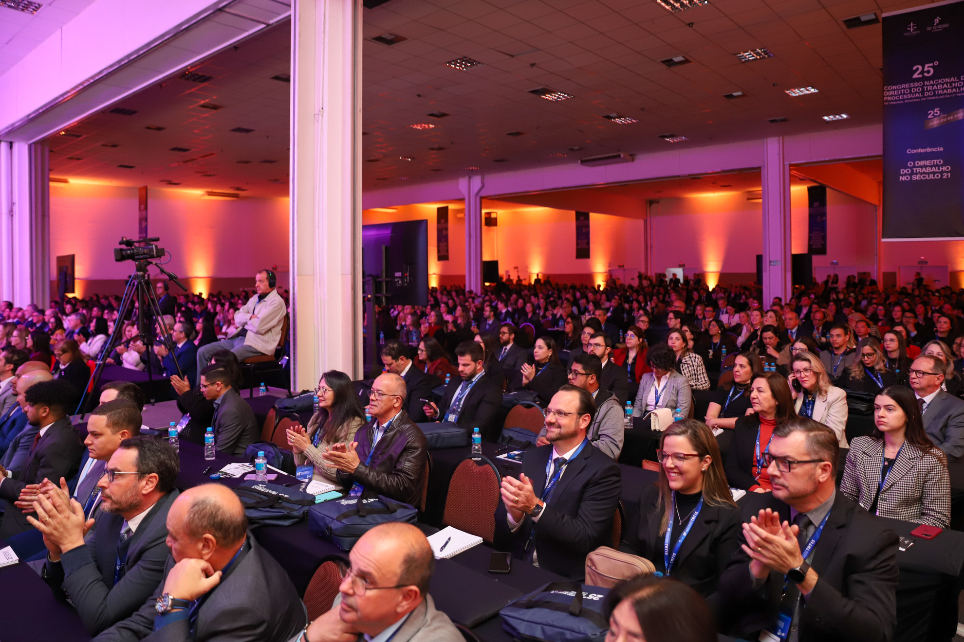 Público acompanha e aplaude palestra durante o 25º Congresso Nacional de Direito do Trabalho e Processual do Trabalho do TRT-15.