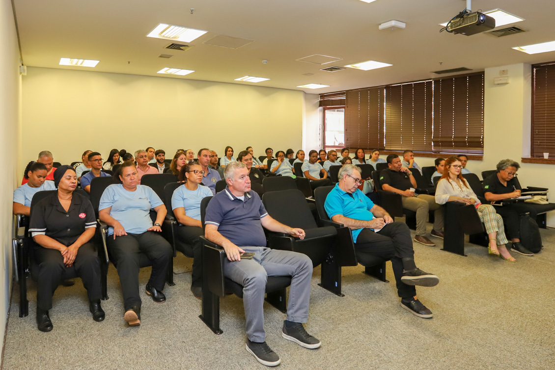 "foto geral do público que participou da roda de conversa no edifício-sede"
