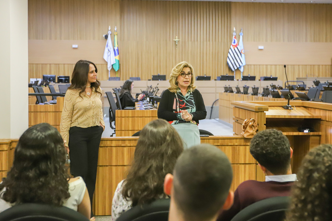 "A magistrada Ana Paula fala para os estudantes que estão sentados no Plenário"