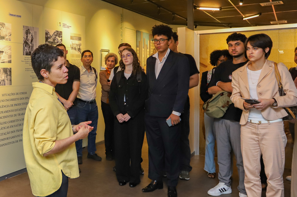 "A servidora Flavia recebe os estudantes no Cemac"