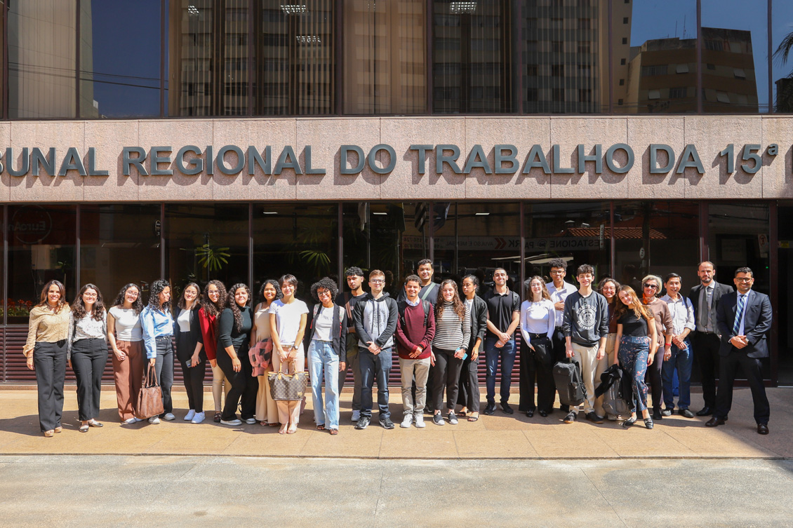 "Estudantes posam para a foto na frente do TRT-15"