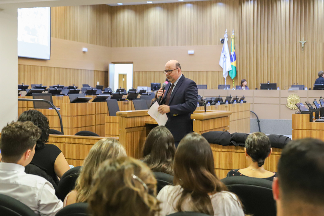 "Desembargador Rufino fala ao microfone"