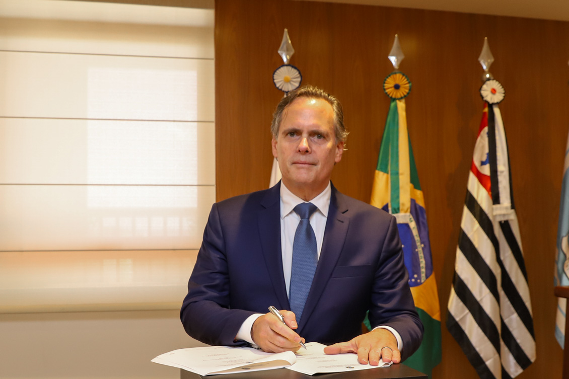 "Diretor do Bradesco assina o termo"