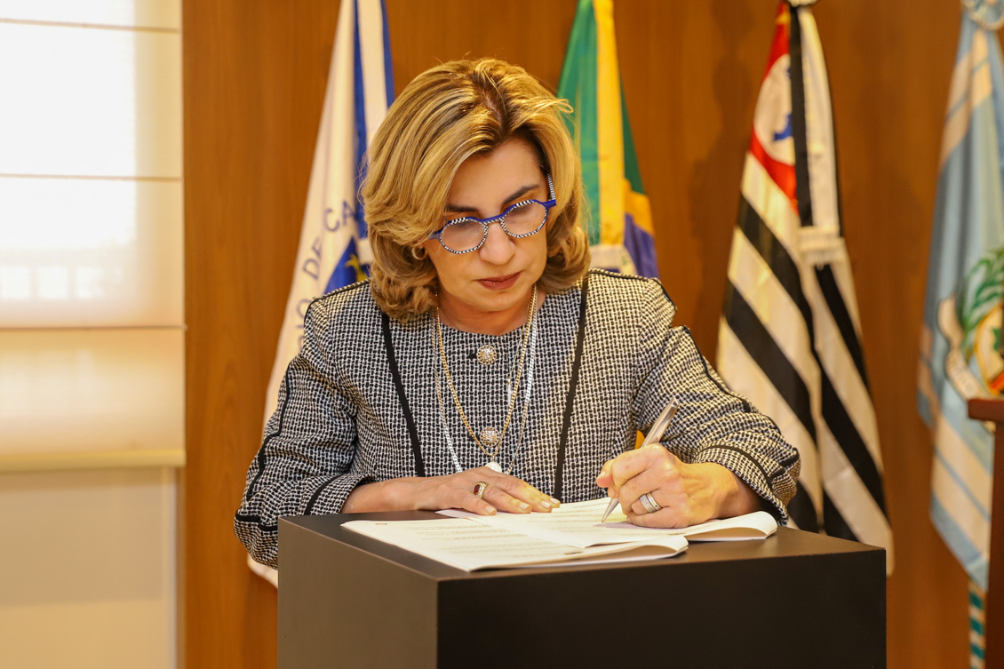 "presidente Ana Paula assina o termo"